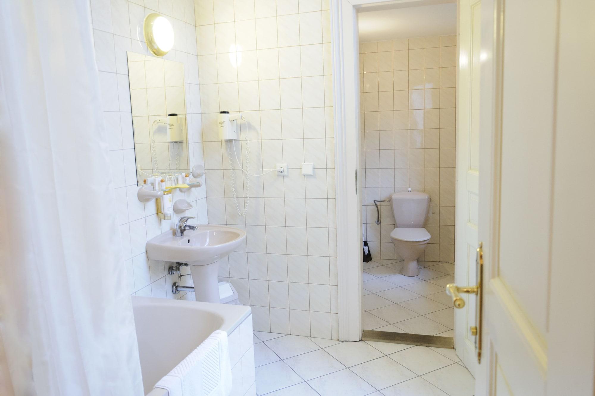 Heluan Hotell Karlsbad Exteriör bild