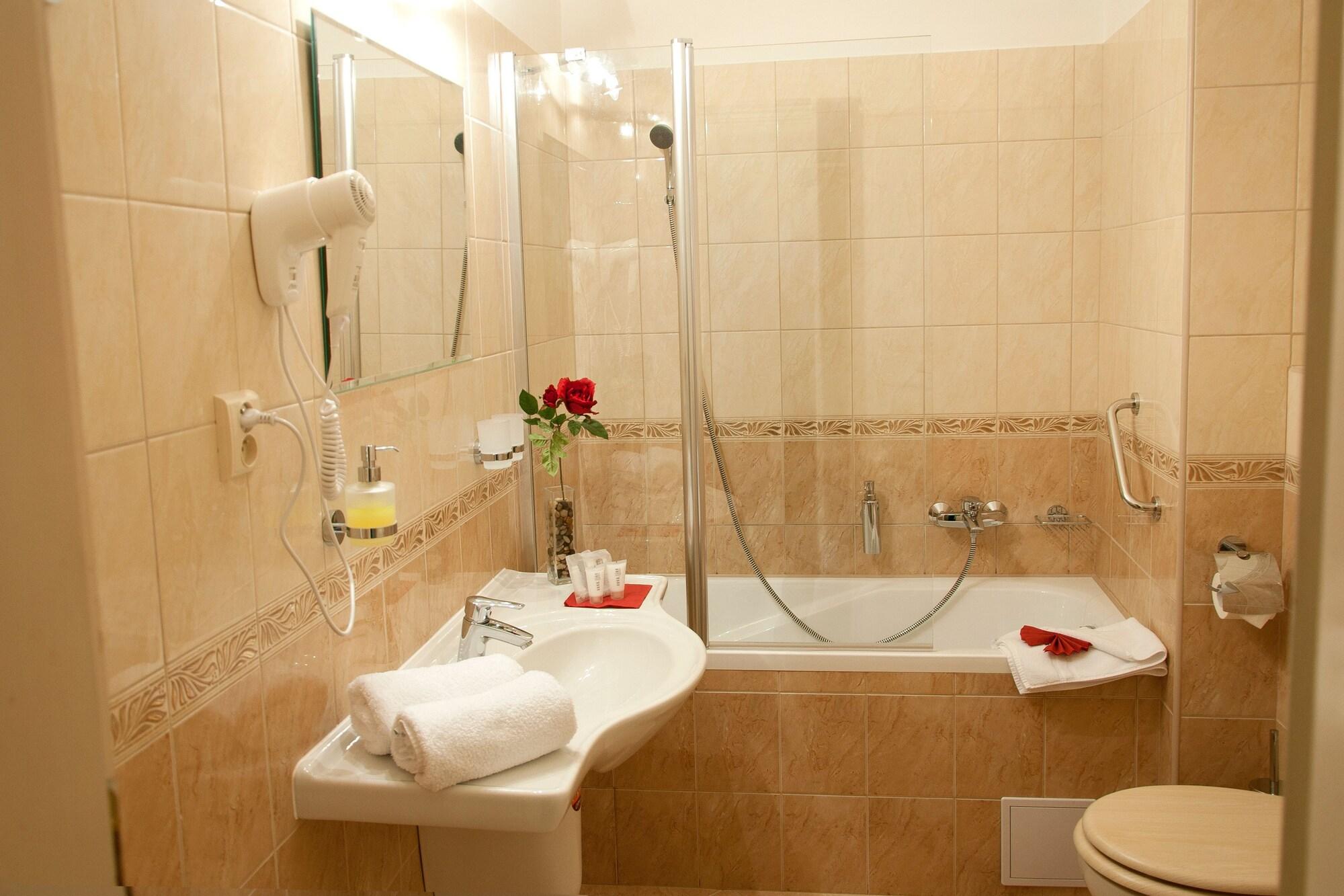 Heluan Hotell Karlsbad Exteriör bild