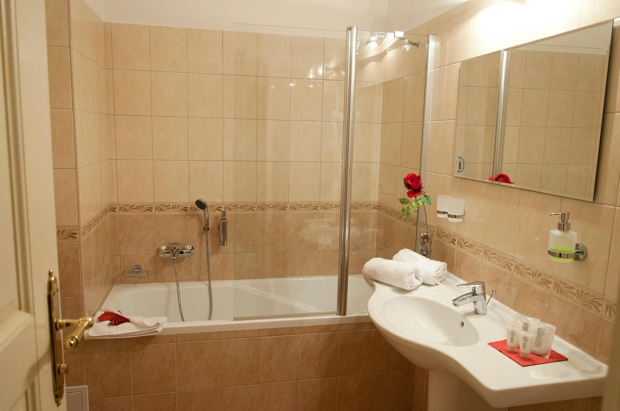 Heluan Hotell Karlsbad Exteriör bild