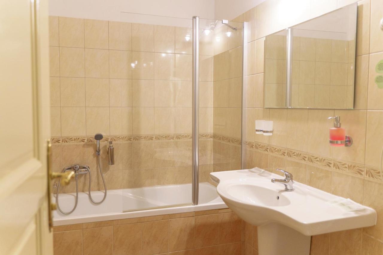 Heluan Hotell Karlsbad Exteriör bild