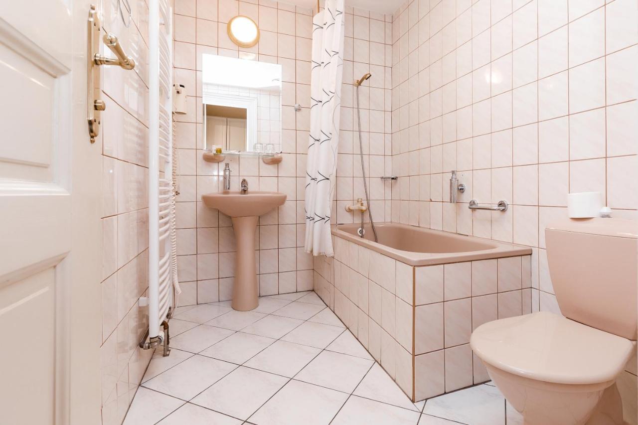 Heluan Hotell Karlsbad Rum bild